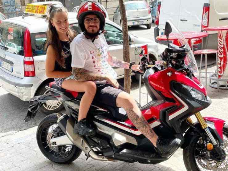 Luca e la figlia a bordo del possente scooterone Honda | Web Source