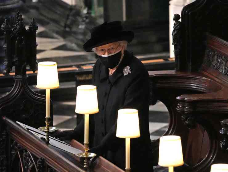 la Regina ai funerali di Filippo 