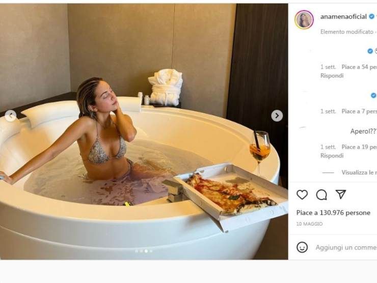 Ana Mena nella vasca da bagno (Instagram) 20.5.2022 newstv