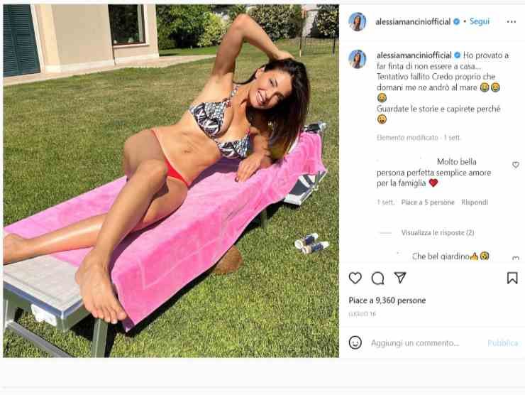 Alessia Mancini in costume in giardino (Instagram) 30.7.2022 newstv