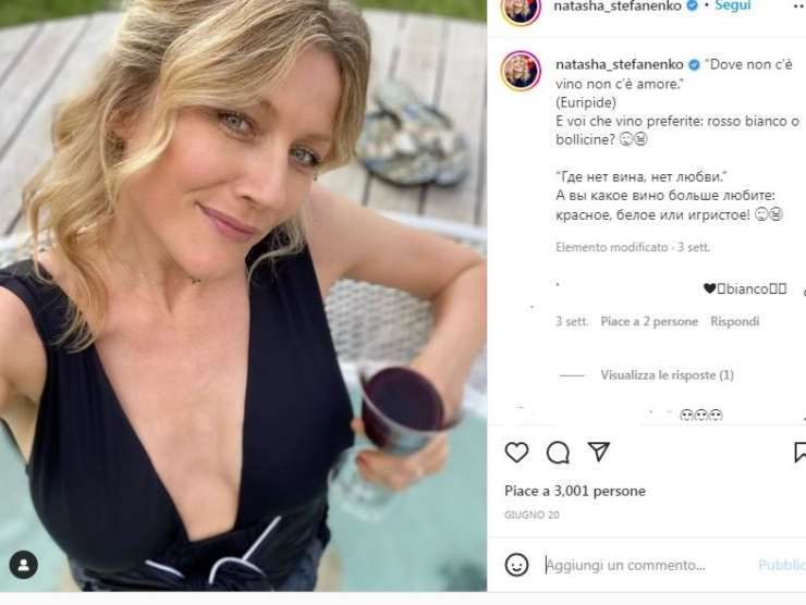 Natasha Stefanenko con il vino rosso (Instagram) 15.7.2022 newstv