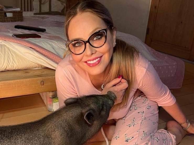 Ornella Muti e la piccola maialina Kiara (web source) 