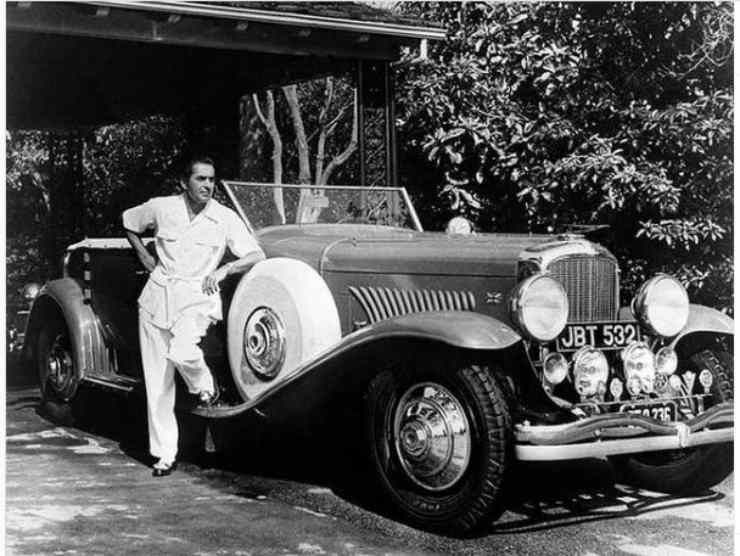 Tyrone Power con una delle macchine d'epoca della sua collezione | Instagram