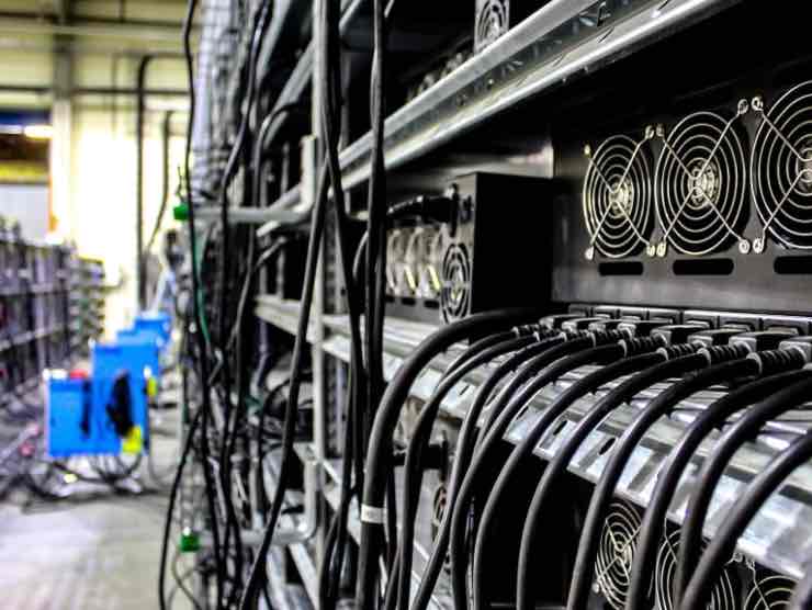 Batteria di computer dedicata al mining di criptovalute | Web Source