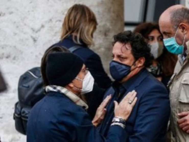 Enrico Brigano e Paolo Bonolis al funerale di Gigi Proietti | Web Source