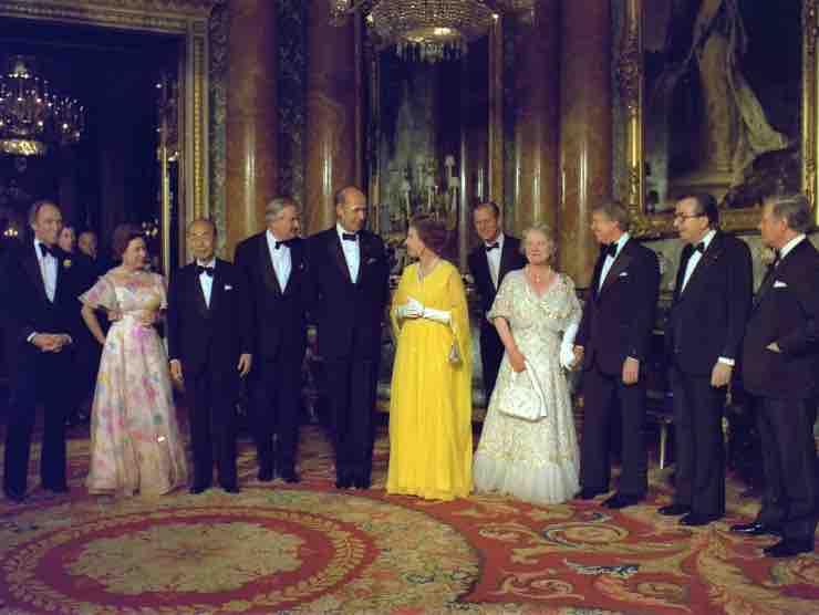 La famiglia Windsor-Mountbatten al giubileo d'argento di Elisabetta II | Web Source