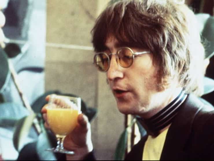 John Lennon mentre sorseggia succo di pompelmo nel grande magazzino Selfridges, per pubblicizzare il libro di Yoko Ono "Grapefruit" (fonte: gettyimages)