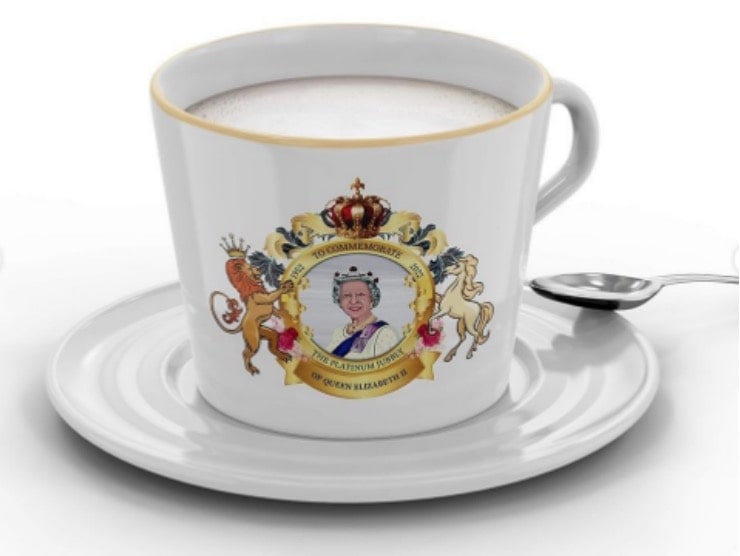 Tassa souvenir Regina Elisabetta II (fonte: Instagram)