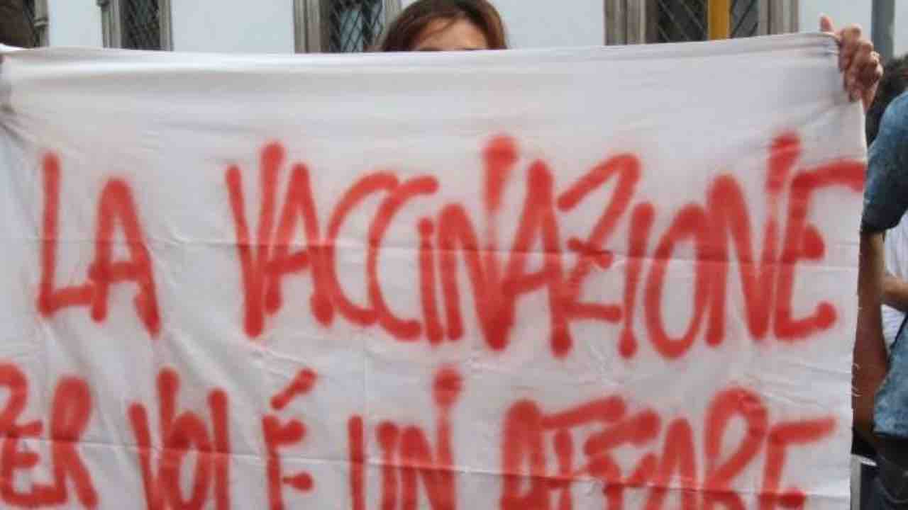 Una manifestazione no vax_ i non vaccinati hanno pagato un prezzo di morte altissimo | Web Source