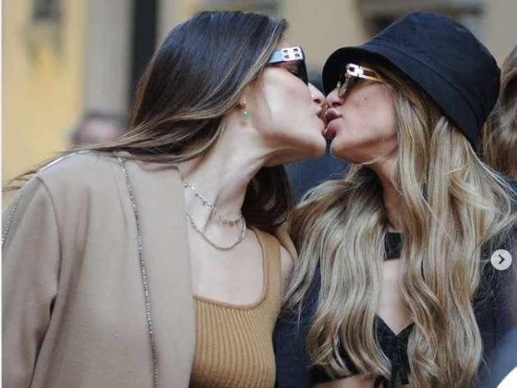 Il bacio tra Dayane e Soleil (Instagram)