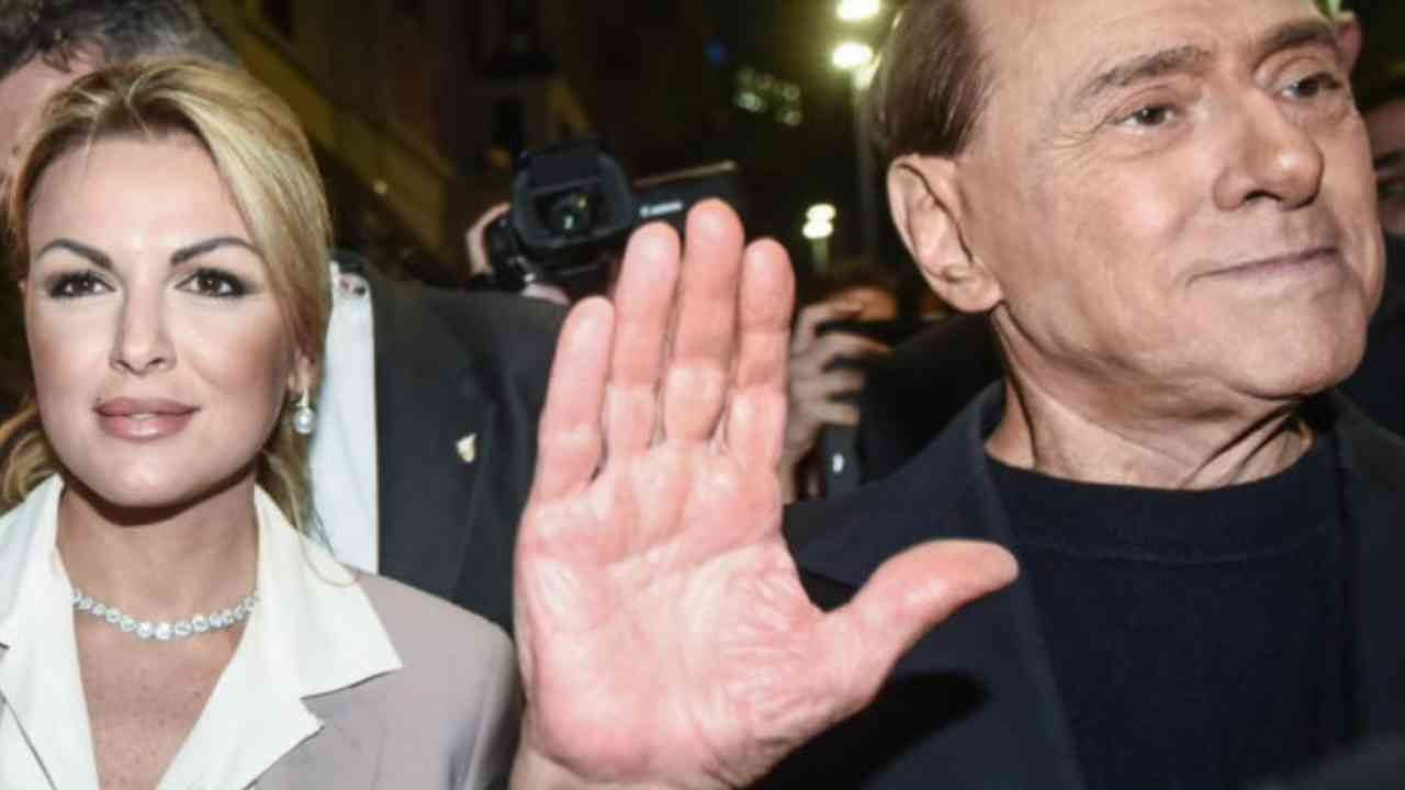 Silvio Berlusconi e Francesca Pascale (web source)