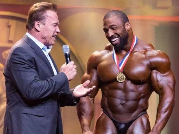 Arnold Schwarzenegger e Cedric McMillan (web source) 16.4.2022 newstv.it