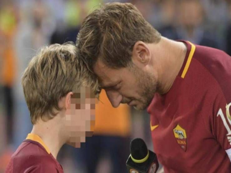 Francesco Totti con il figlio Cristian (web source) 6.4.2022 newstv.it