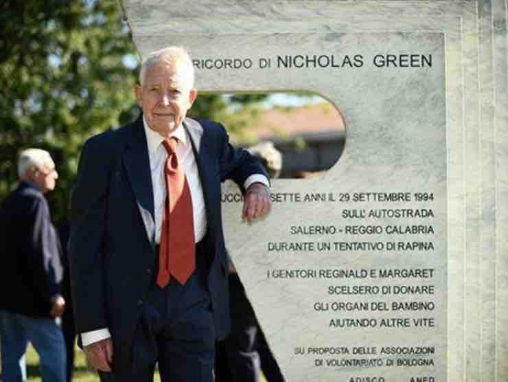 Reginald Green accanto al monumento che ricorda il figlio | Web Source