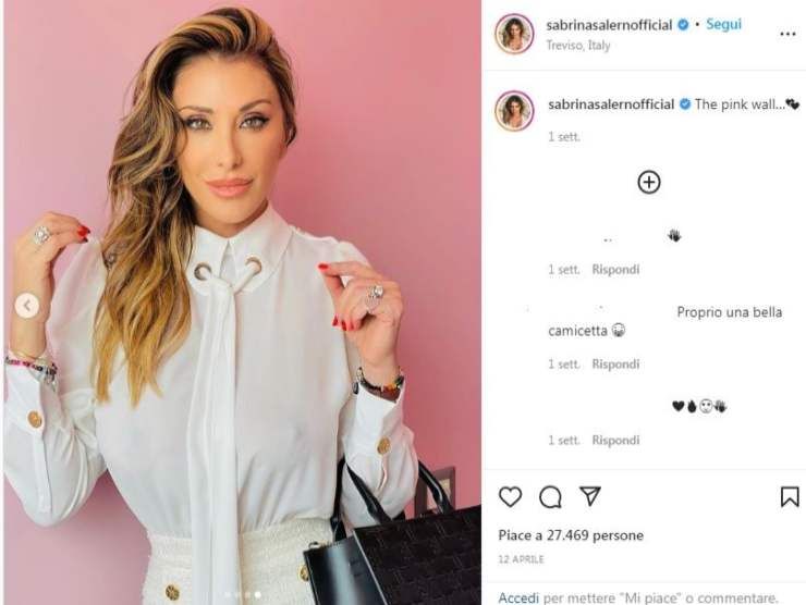 Sabrina Salerno con la camicetta accollata (Instagram) 26.4.2022 newstv.it