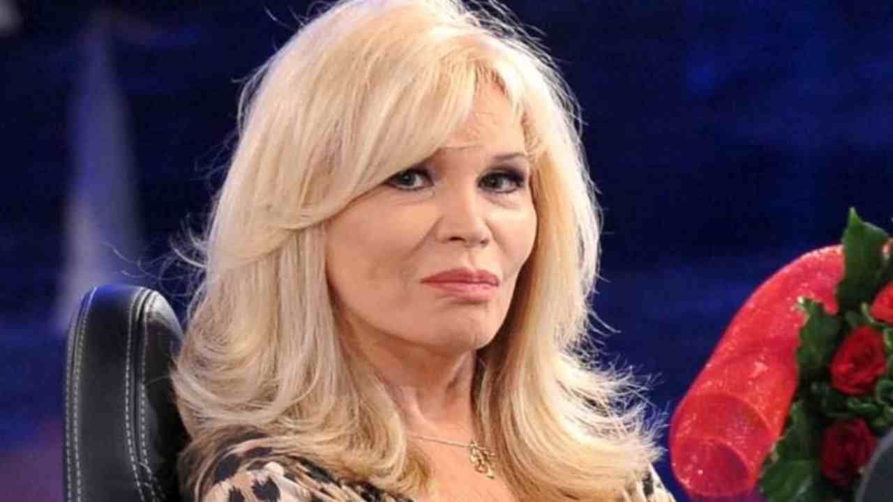 Amanda Lear (web source) 3.5.2022 newstv.it