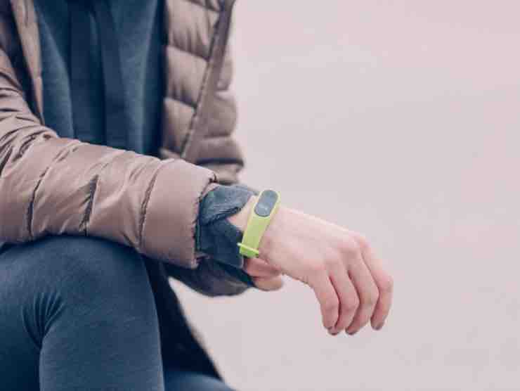 Un fitness tracker ingombra poco più di un normale braccialetto e si porta spesso anche a destra