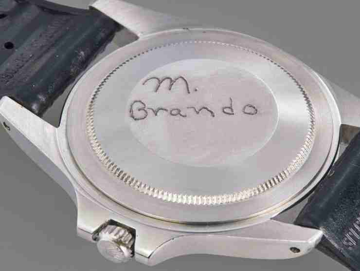 La "firma" di Brando sul retro della cassa, incisa da lui stesso | Pinterest