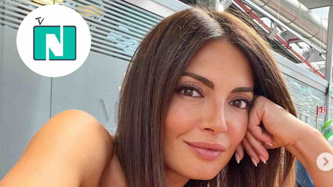 Alessia Mancini, un super regalo d’anniversario “Seno rifatto?”