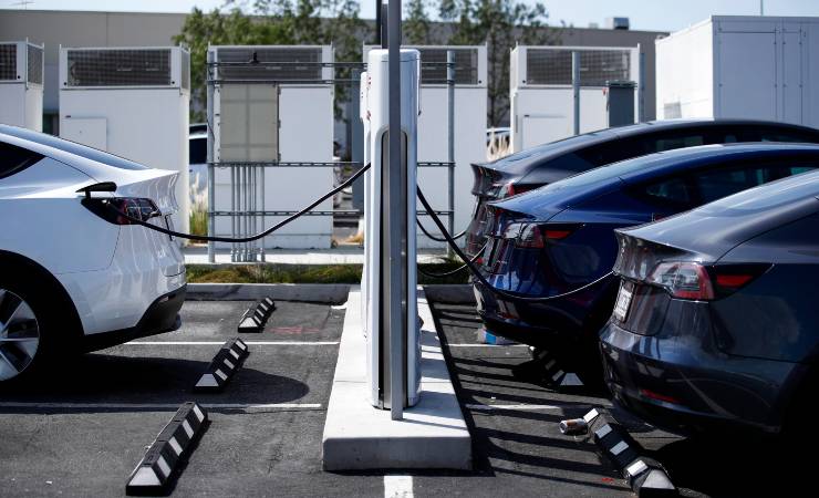 Tesla, apribili con il chip sottopelle