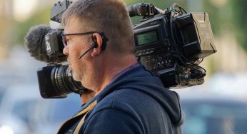 Senza mutande in diretta TV? Le immagini non lasciano spazio all’immaginazione