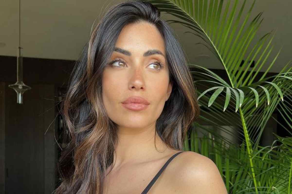 Federica Nargi indossa il costume perfetto: mix tra inter e bikini